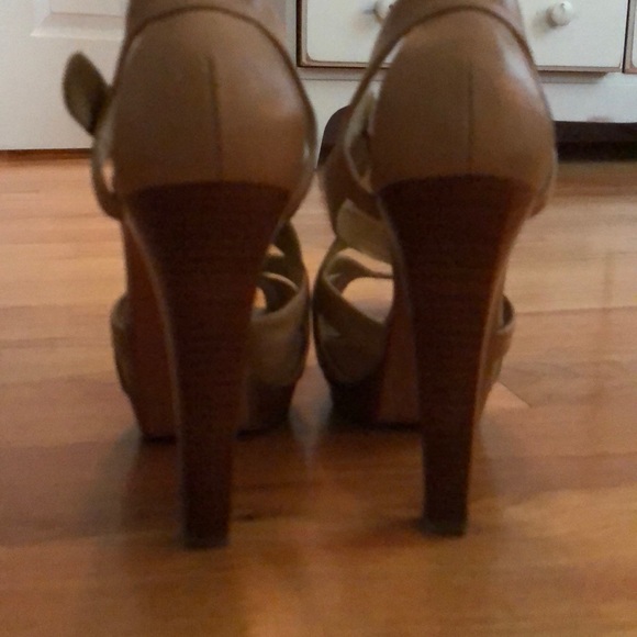 Stuart Weitzman Nude Heel - Picture 4 of 7